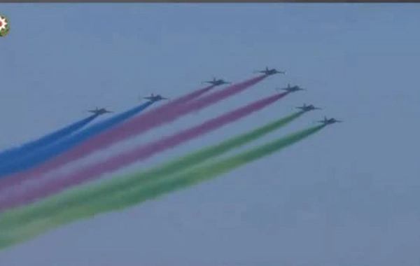 Bakıda hərbi paradda qırıcıların şousu