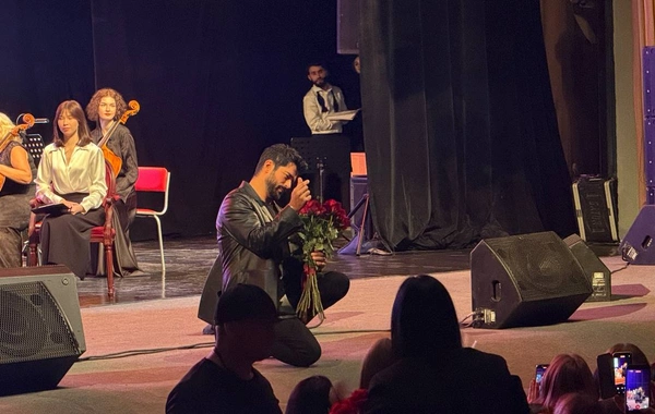 Burak Özçivitin başına tac qoyub, kral etdilər  - 20 milyon pul da veriləcək