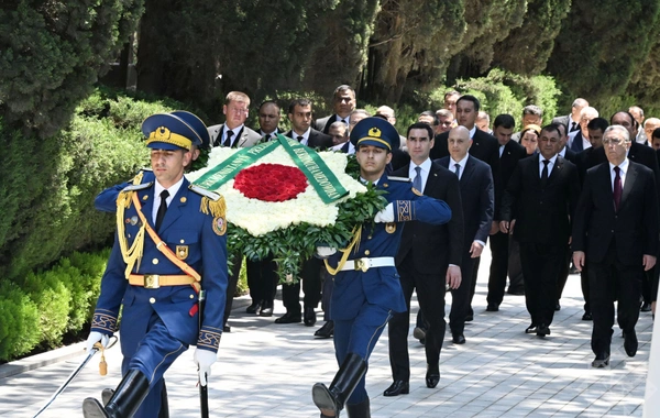 Türkmənistan Prezidenti Fəxri xiyabanda Ümummilli Lider Heydər Əliyevin məzarını ziyarət edib