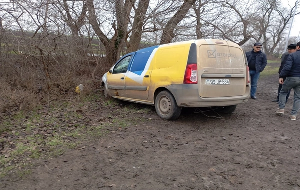 Cəlilabadda "Azərpoçt"un maşını ağaca çırpılıb, sürücü xəsarət alıb