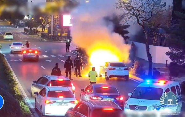 Nəsimi rayonunda avtomobil yanıb - ANBAAN GÖRÜNTÜ