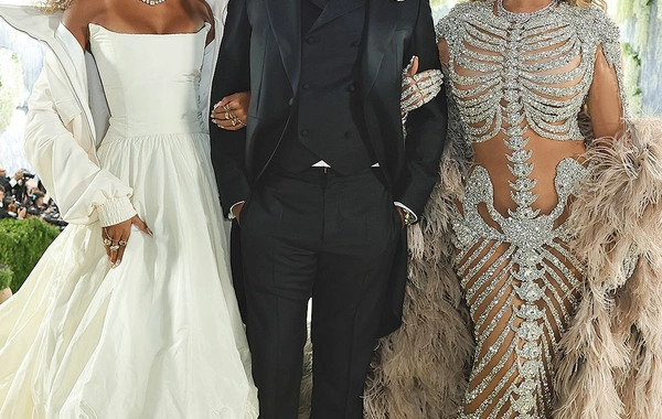 10 ildən sonra "Met Gala"ya qızı və həyat yoldaşı ilə qatıldı