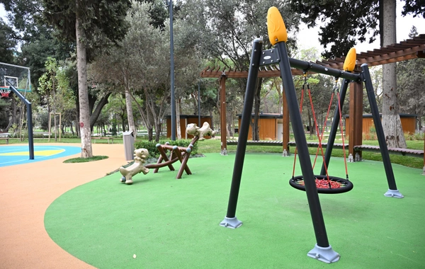 İlham Əliyev və Mehriban Əliyeva Bakıda salınan yeni parkın açılışında iştirak edib