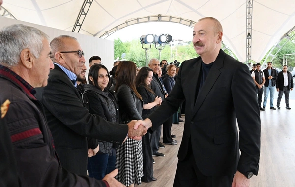 İlham Əliyev Qırmızı Bazar, Hadrut qəsəbələri və Sos kəndinin sakinləri ilə görüşüb