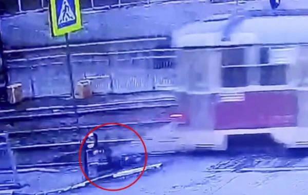 В России подросток выпал из окна трамвая в момент движения