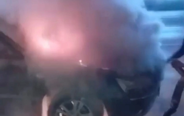 "Gənclik" metrosu yaxınlığında maşın yandı