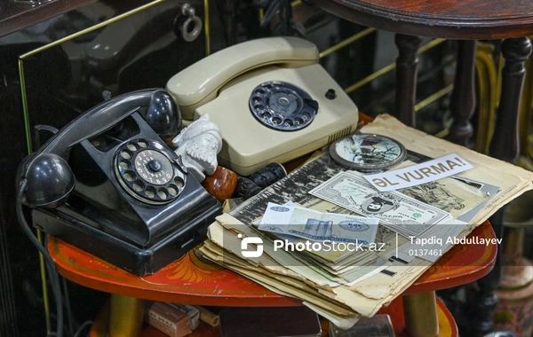 180-ə yaxın ölkədən qədim əşyaların toplandığı əntiq mağazadan fotoreportaj