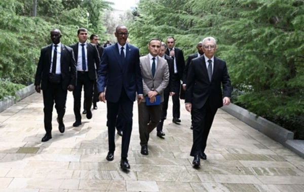 Ruanda Prezidenti Fəxri və Şəhidlər xiyabanlarını ziyarət edib