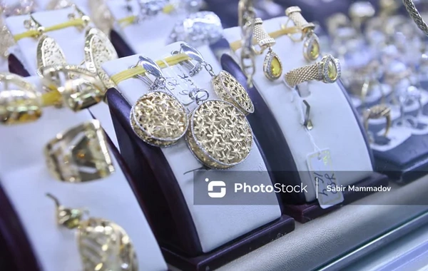 Bakıda kişi sevdiyi qızın anasının qızıllarını oğurlayıb, özünə nişan mərasimi keçirdi - Polis saxladı