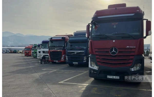 Азербайджанские фуры с табачной продукцией застряли на границе Грузии