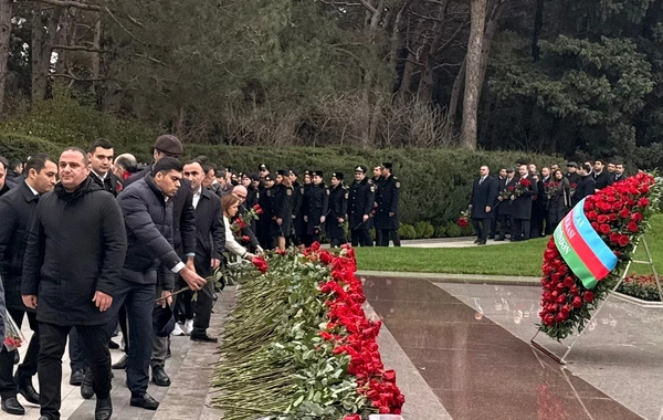 "Qaçqınkom"un kollektivi Heydər Əliyevin məzarını ziyarət edib