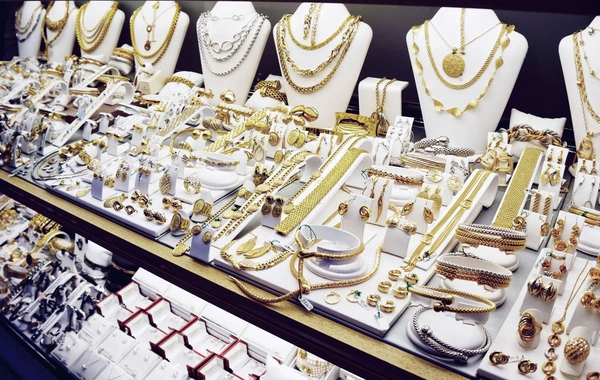 Bakıda kişi sevdiyi qızın anasının qızıllarını oğurlayıb, özünə nişan mərasimi keçirdi - Polis saxladı