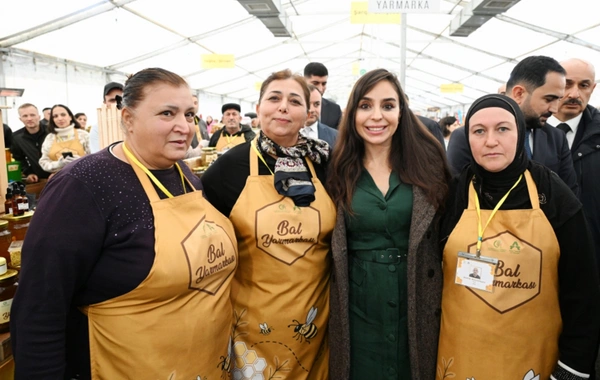 Leyla Əliyeva və Arzu Əliyeva arıçılıq məhsullarının sərgi-satış yarmarkasını ziyarət ediblər