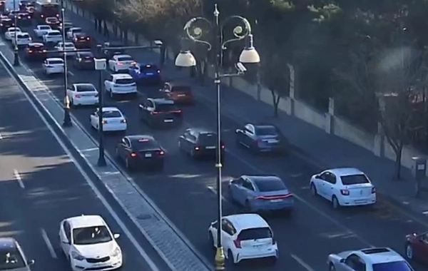 Bakının bir sıra yollarında nəqliyyatın sıxlığı müşahidə olunur