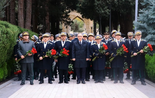 Prokurorluq əməkdaşları anım günü ilə bağlı Fəxri Xiyabanı ziyarət edib