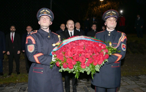 Azərbaycan və Slovakiya prezidentləri Bratislavada "Azadlıq Qapısı" abidəsini ziyarət ediblər
