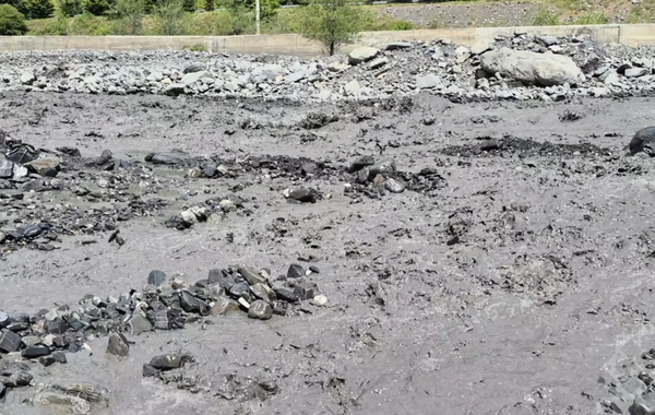 Güclü sel Laza kəndinə gedən yolu yararsız hala saldı