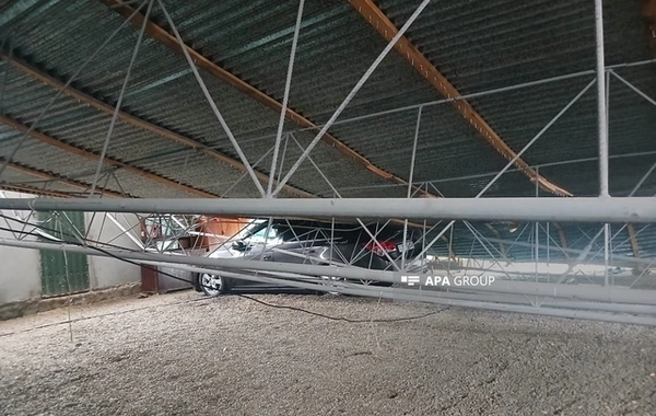 Qazaxda güclü qar səbəbindən evin talvarı çöküb, iki avtomobil altında qalıb