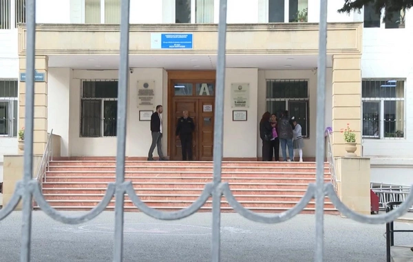 Görmə məhdudiyyəti olan şagird məktəbin pəncərəsindən yıxıldı