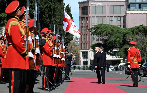 Prezident İlham Əliyevin Tbilisidə rəsmi qarşılanma mərasimi keçirilib
