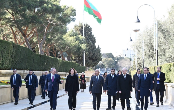 Antonio Koşta Bakıda şəhidlərin xatirəsini anıb
