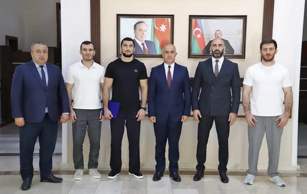 Məcid Seyidov UFC döyüşçüsü Fərman Həsənova fəxri fərman təqdim edib