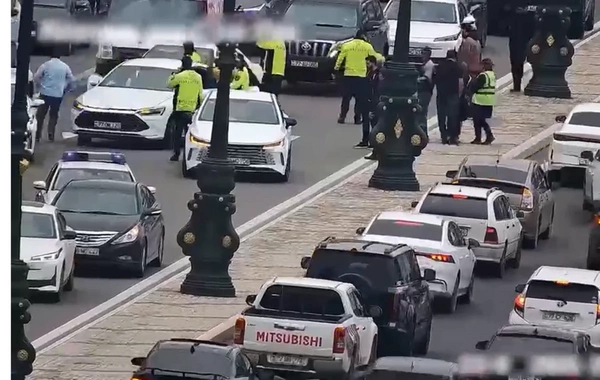 Yol polisi qəzada xəsarət alan piyadanı xəstəxanaya çatdırıb