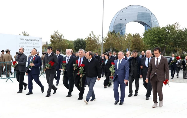 Azərbaycanda səfərdə olan türkiyəli rektorlar Zəfər parkını ziyarət ediblər