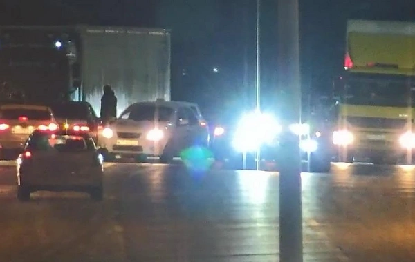 Kənar dairəvi yolda buzlaşma səbəbindən nəqliyyatın hərəkətində çətinlik yaranıb