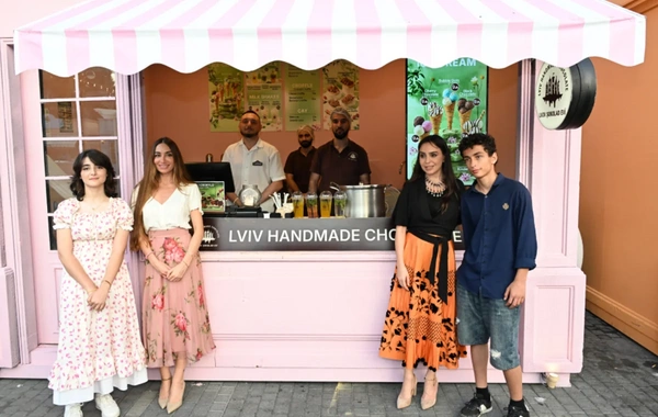 Leyla Əliyeva və Arzu Əliyeva CandyFest yay festivalını ziyarət edib və Sehrli mirvari su sirki şousunu izləyiblər