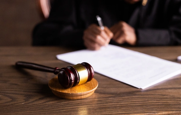 İki nəfərin üç milyon manatını mənimsəyən şəxsin məhkəməsi başlayıb