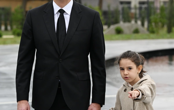 İlham Əliyev Anım Günü ilə əlaqədar Vətən müharibəsi şəhidlərinin xatirəsini bir dəqiqəlik sükutla yad edib