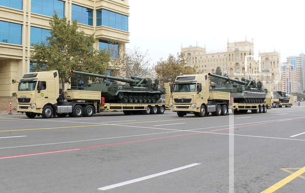 В Баку прошел марш военнослужащих в честь Дня Победы