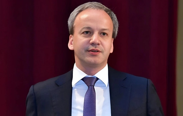 FIDE prezidenti Bakıya gəlib