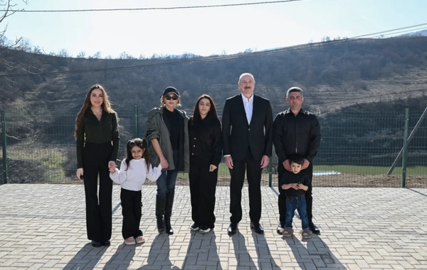 İlham Əliyev və Mehriban Əliyeva Xanabad kəndinə köçmüş ailənin evində olublar - VİDEO
