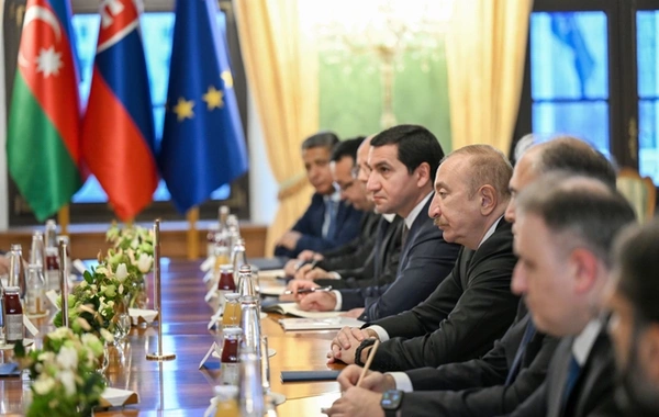 В Братиславе состоялась встреча президентов Азербайджана и Словакии в расширенном составе