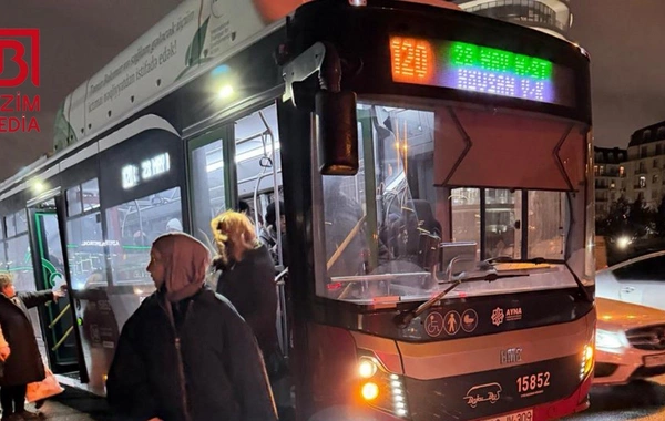 Bakıda "BakuBus" minik avtomobili ilə toqquşdu: Sərnişinlərin düşürülüb yönləndirildiyi avtobus da qəzaya düşdü