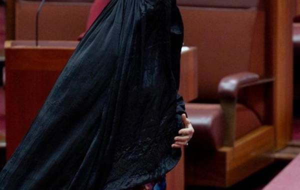 Avstraliyada parlamentə qara çarşafla daxil oldu