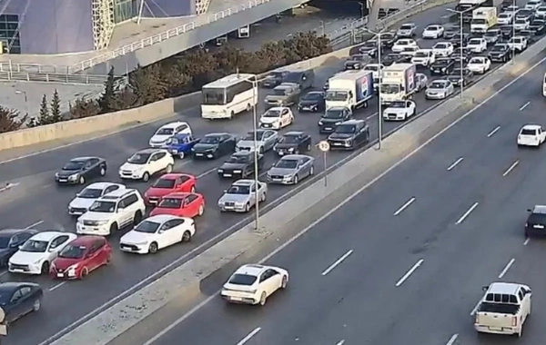 Bakının bir sıra yollarında tıxac yaranıb