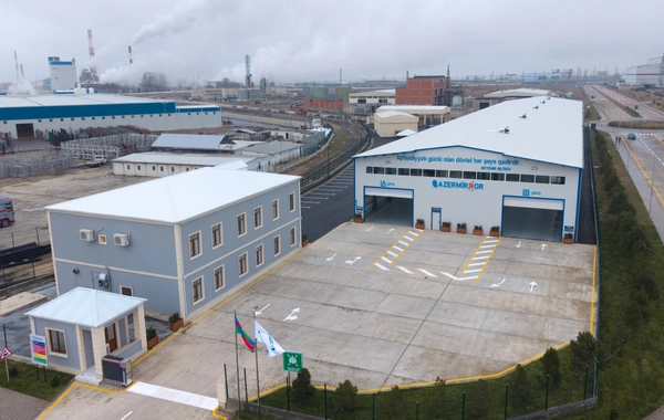 Prezident İlham Əliyev Sumqayıt Sənaye Parkında güzgü vərəqələrin istehsalı zavodunun açılışında iştirak edib