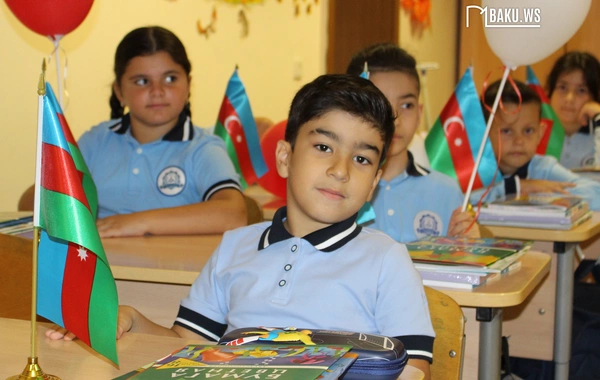 Məktəbin ilk günündən FOTOLAR