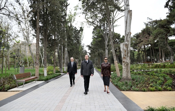 İlham Əliyev və Mehriban Əliyeva Bakıda salınan yeni parkın açılışında iştirak edib