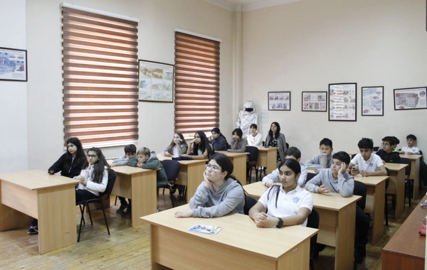 FHN şagird və müəllimlərlə təlim keçirdi