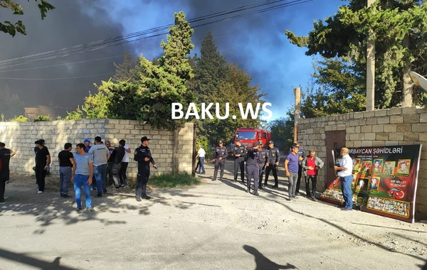 Biləcəridə yanğın səbəbindən polis əməkdaşları əraziyə nəzarəti gücləndirib