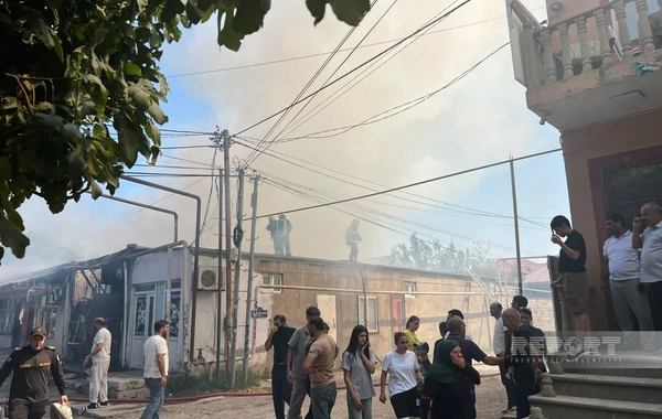 "Şuşa şəhərciyi"ndə market yanır