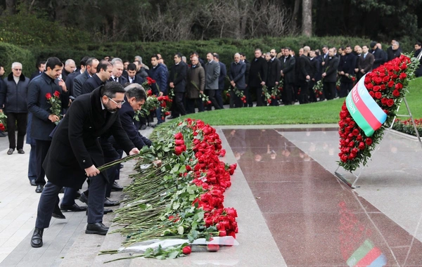 SOCAR-ın kollektivi Ulu Öndər Heydər Əliyevin məzarını ziyarət edib