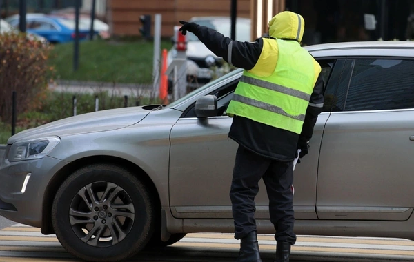 Bakıda qadın sürücünü sillələyən və üzünə tüpürən parkovşik həbs edildi
