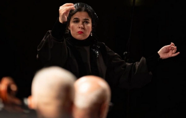 In Iran, a woman conductor performed on stage for the first time