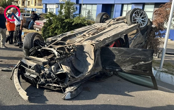 Avtomobil yoldan çıxıb ağaca çırpıldı, ölən var