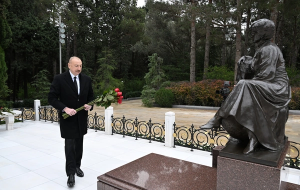Prezident İlham Əliyev və birinci xanım Mehriban Əliyeva Ümummilli Lider Heydər Əliyevin məzarını ziyarət ediblər